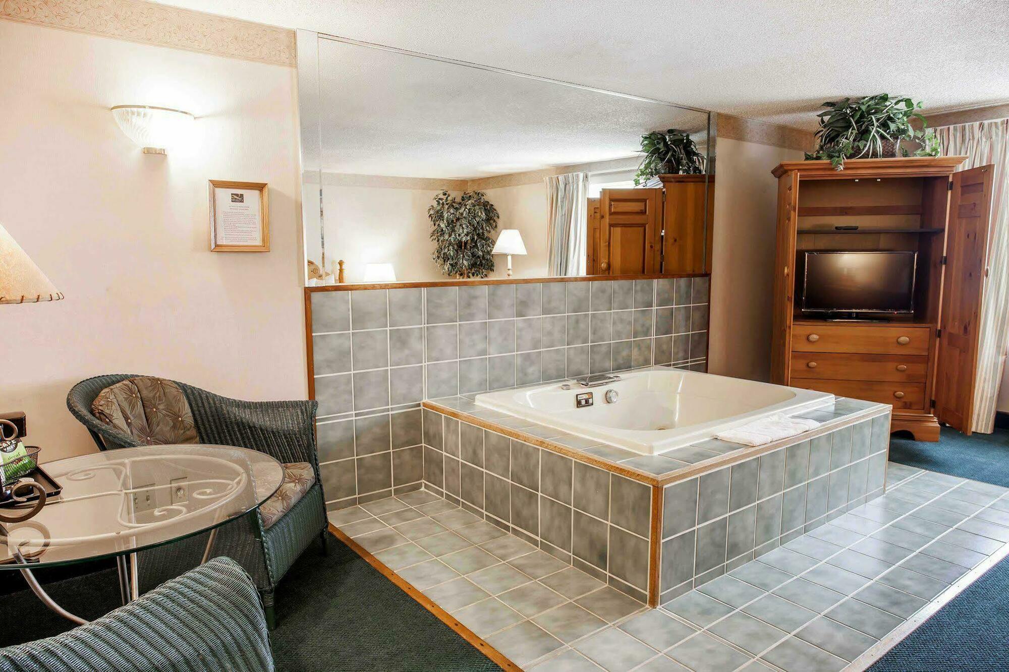 Quality Inn & Suites Bremerton Near Naval Shipyard Esterno foto